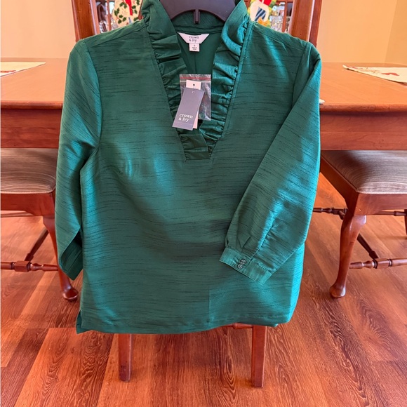 crown & ivy Tops - Crown & Ivy Hunter Green Top, Size Small
CHIC HOLIDAY ATTIRE!!!